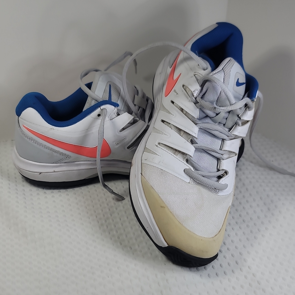 Nike Men’s White Sneakers with Coral Swoosh and Blue Lining